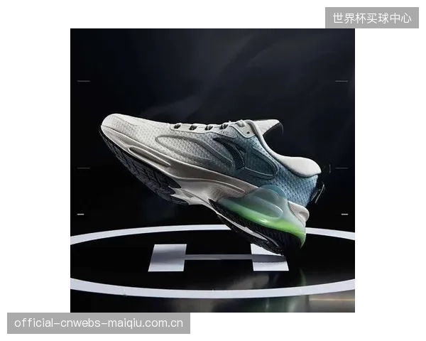 安踏氮科技跑鞋在中试中录得:能量回归效率提升至85%,显著增强了跑者的推进感 安踏氮科技跑鞋在中试中录得:能量回归效率提升至85%,显著增强了跑者的推进感